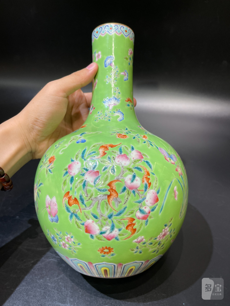 清中期 秋葵绿地洋彩蝠桃蝶恋花纹天球瓶 - 图5